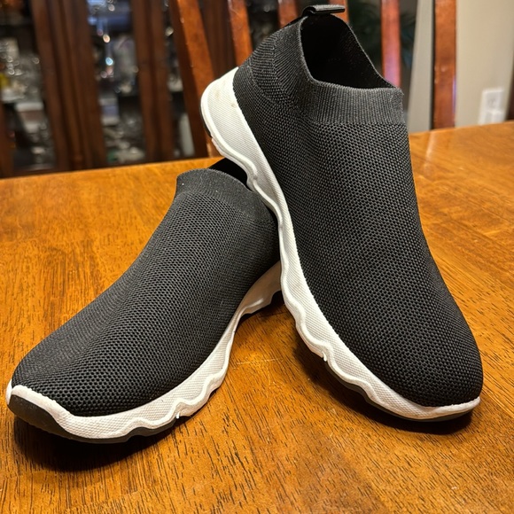 Tommy Bahama Shoes - Women’s EC Tommy Bahama black athletic shoes. Size 8.5